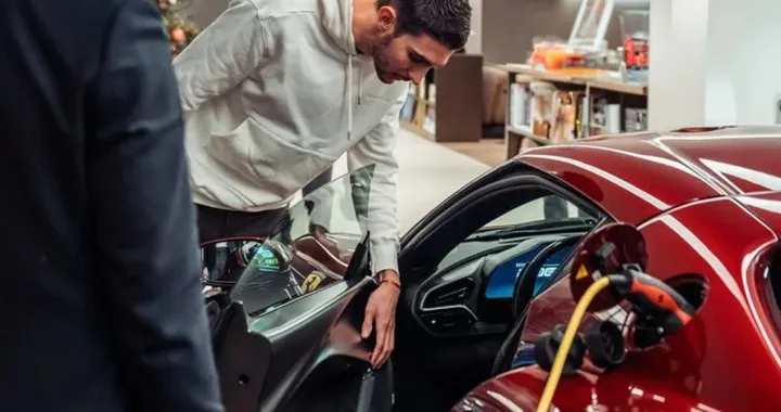 Ocon vende la Ferrari 296 GTB per un'altra supercar italiana