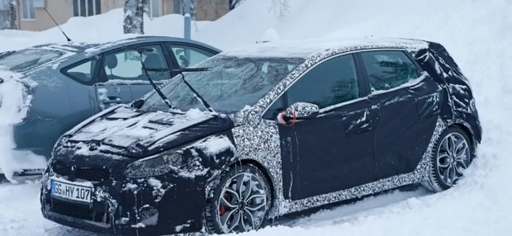 Kia Cee'd GT: foto spia del facelift
