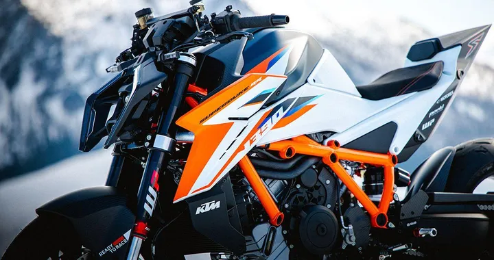 KTM 1390 Super Duke RR: la naked estrema da circuito