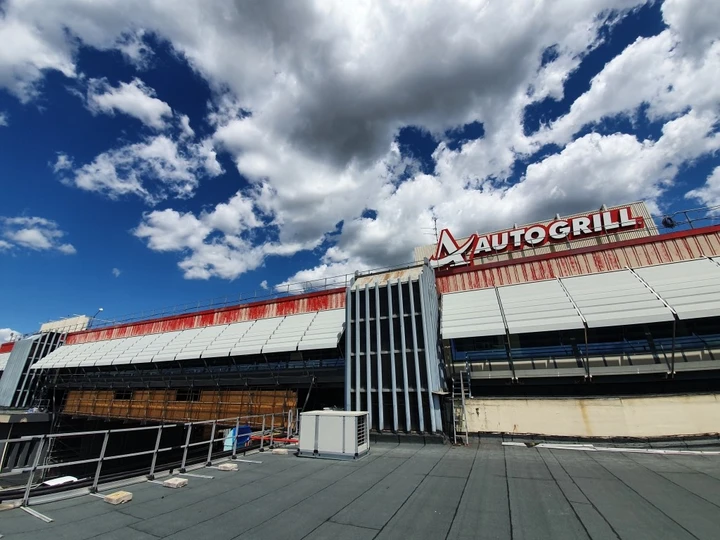 Figlio abbandonato all'Autogrill: lo manterrà il Comune