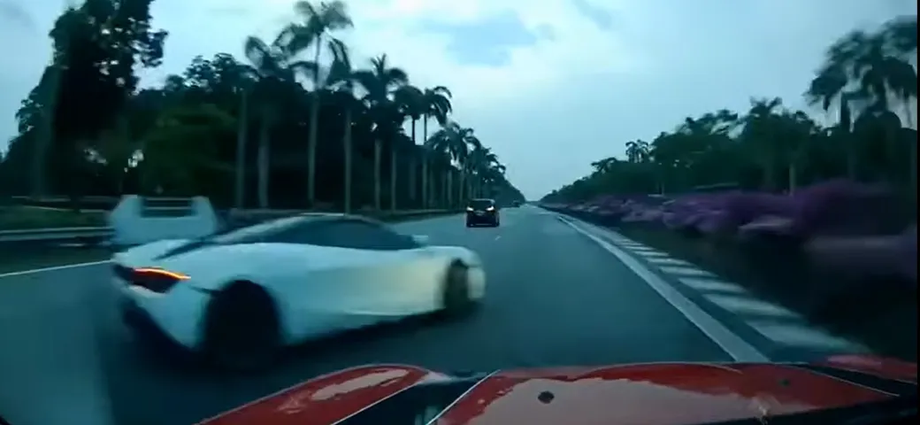 Spaventoso incidente per una McLaren 720S a Singapore [Video]