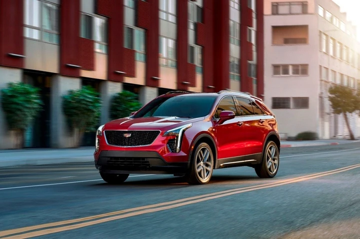 Cadillac XT4: dotazioni e prezzi della nuova versione turbo benzina