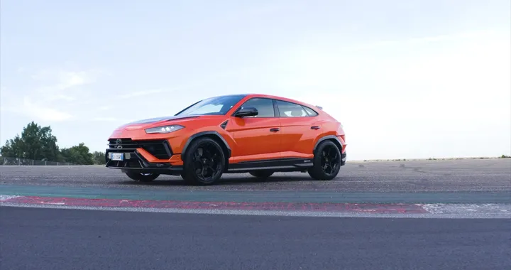 Lamborghini Urus blocca l'autostrada dopo il sorpasso a un van