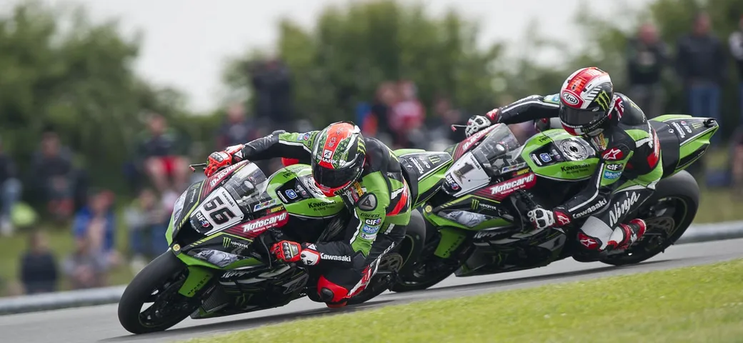 Pagelle SBK Donington: tutto “verde” con doppietta di Sykes e Kawasaki ammazza corse. Ducati in difesa. E ora Misano…