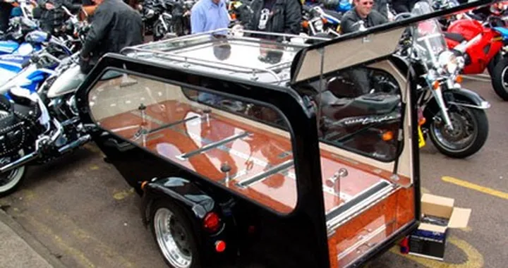 Foto del giorno: il sidecar del becchino