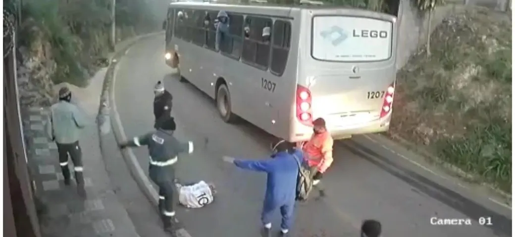 Autista di un bus salva una ragazza aggredita [Video]