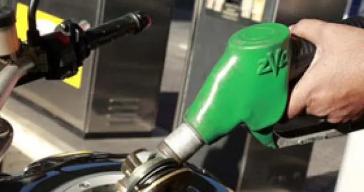 Il prezzo della benzina continua a salire, toccata quota 1,43 euro