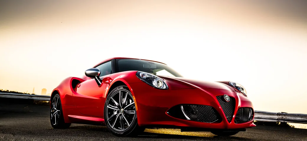 Con l'Alfa Romeo 4C sbaglia l'ingresso in curva e va in off-road | Video