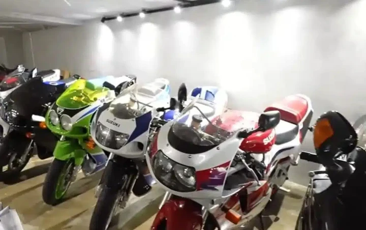 Neymar trova 20 moto d’epoca in villa: ma non le sa guidare... [VIDEO]