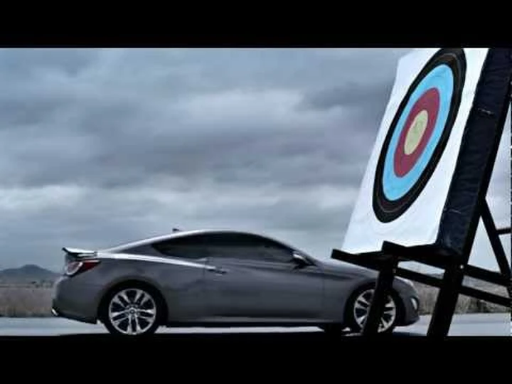 Hyundai Genesis Coupè vs una freccia