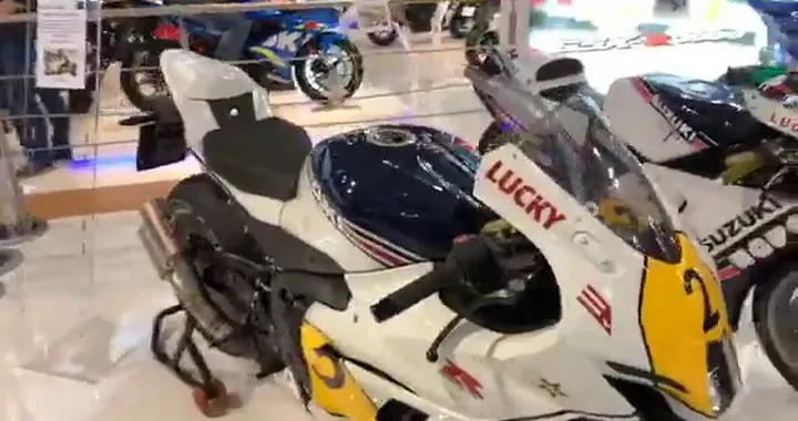 SUZUKI Gsxr 1000 rr Marco Lucchinelli replica gamma 500gp a Eicma 2017