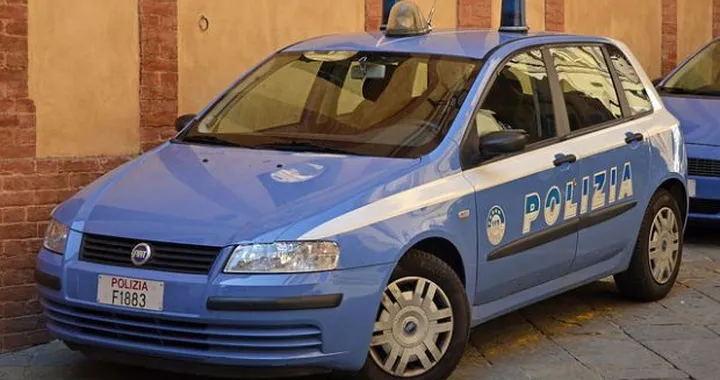 Si addormenta ubriaco al semaforo: auto sequestrata