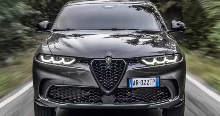 Alfa Romeo si arrende all'UE, addio alla targa anteriore decentrata