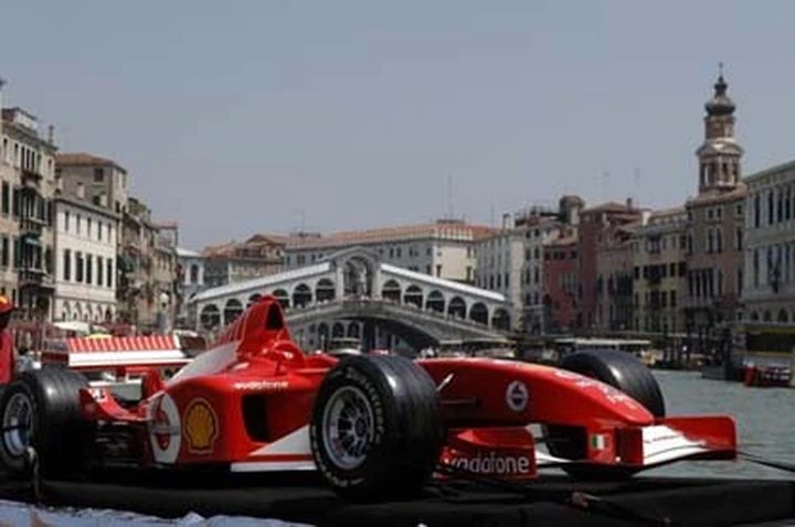Venezia: Una Ferrari F2002 in Canal Grande per il Ferrari Store
