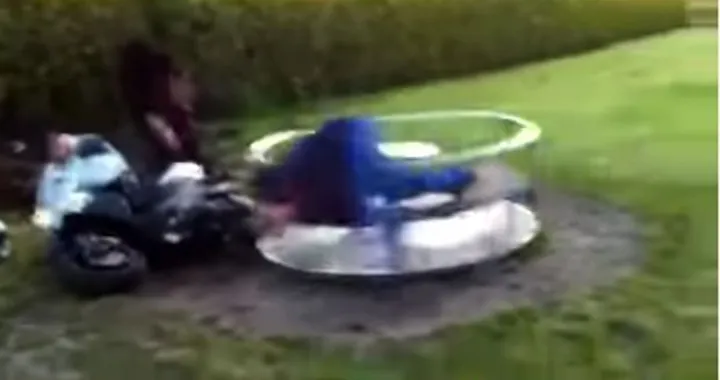 Epic Fail: fa girare la giostra con lo scooter, ma l'amico decolla [Video]