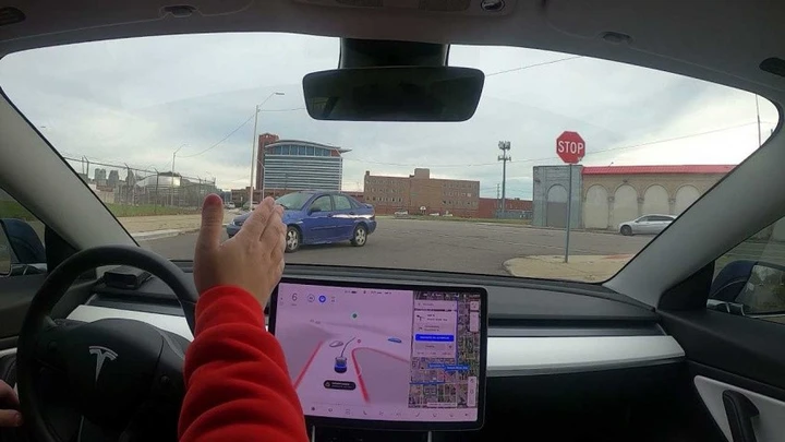 Tesla, Full Self-Driving: richiamo per eliminare la funzione Rolling Stop