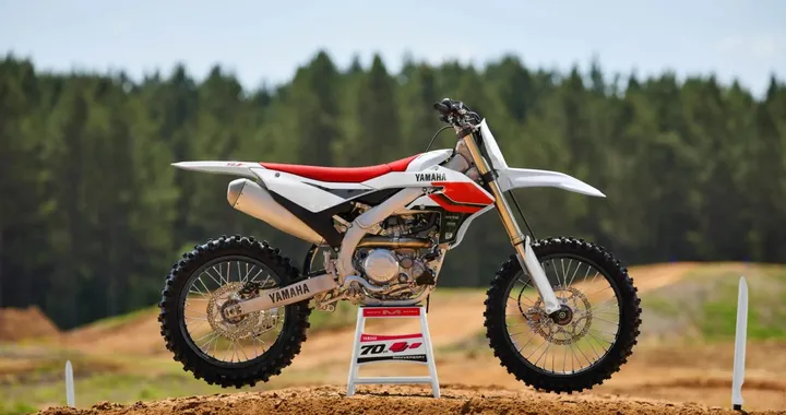 Settant’anni di gloria in una moto: ecco la nuova Yamaha YZ450F 2026