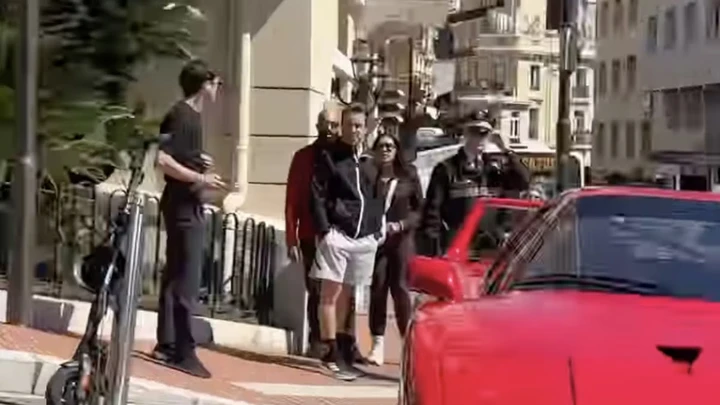 Alonso tradito dalla sua Ferrari F40: stop improvviso nel traffico di Monaco