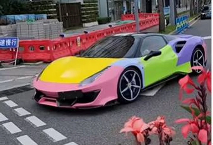 Una Ferrari 488 Spider a effetto arcobaleno gira a Singapore | Video