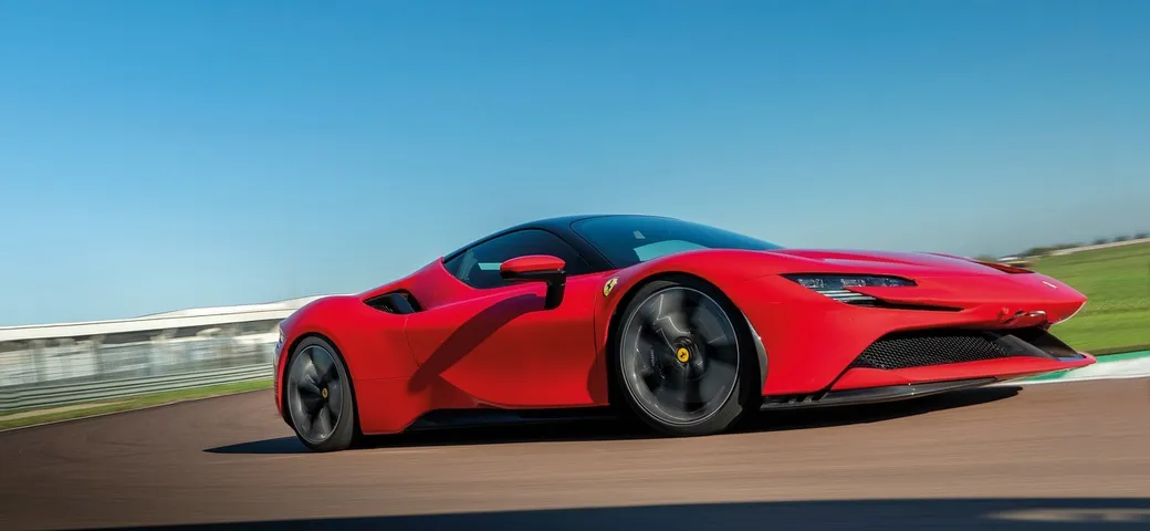 Ferrari SF90 Stradale con Leclerc a Monte-Carlo per un video