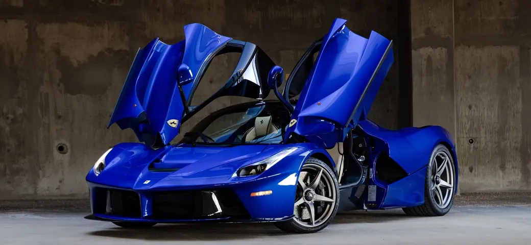 Ferrari LaFerrari: all'asta l'unico esemplare blu elettrico