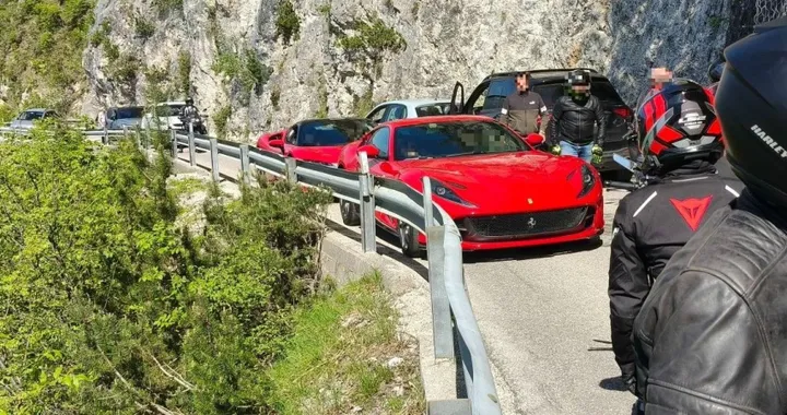 Due Ferrari bloccate su una strada di montagna: traffico in tilt