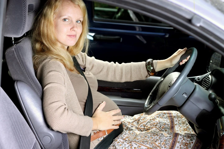 Guidare in gravidanza fa male? Quali sono i rischi e cosa dice la legge