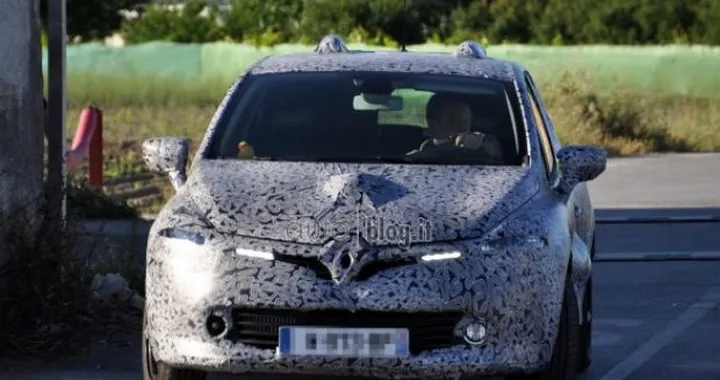 Foto spia nuova Renault Clio