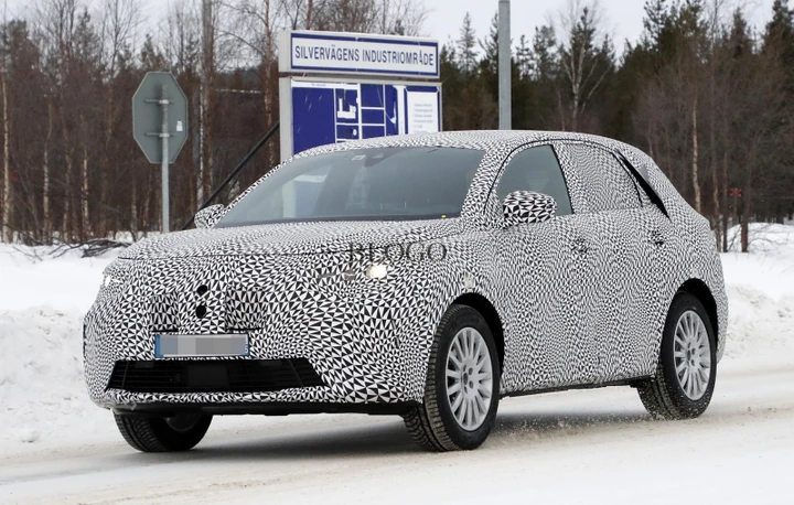 DS7 Crossback: nuove foto spia