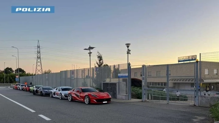Gara clandestina in autostrada tra Lamborghini e Ferrari a 230 km/h