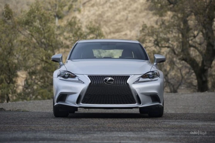 Lexus IS Hybrid: prezzi, allestimenti per l'Italia e nuove immagini ufficiali