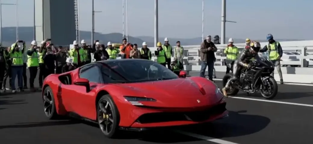 Ferrari SF90 Stradale vs Kawasaki H2R: drag race stellare [Video]