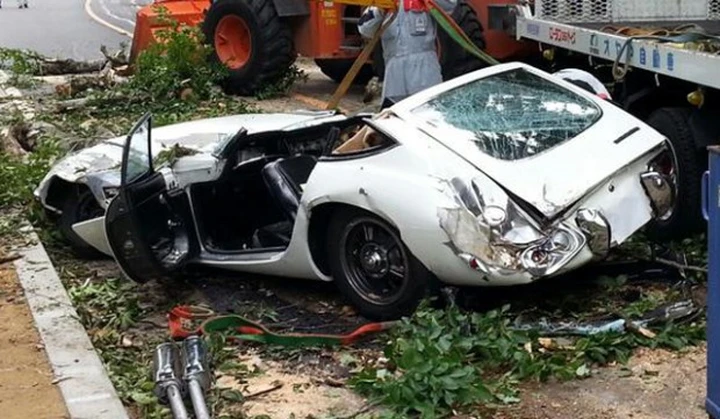 Toyota 2000GT: i danni provocati dalla caduta di un albero...