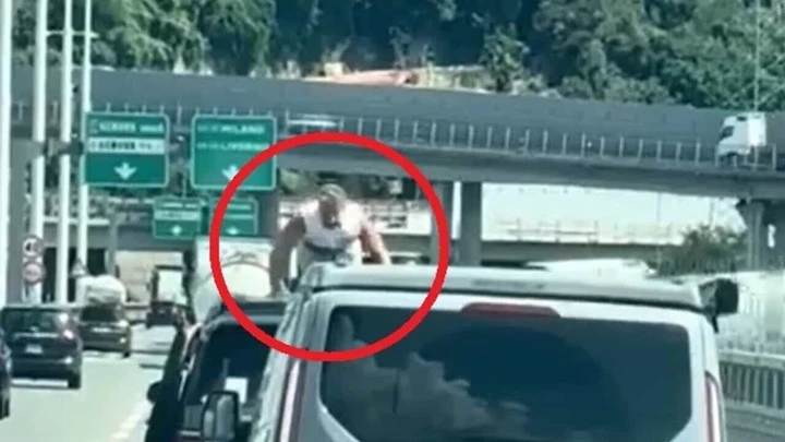 Flessioni sul tetto dell’auto in corsa: follia in autostrada