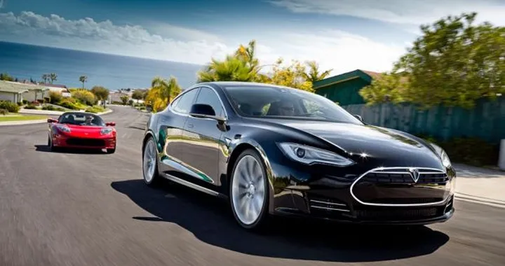 Tesla "perdente": attacco di Romney alle auto elettriche