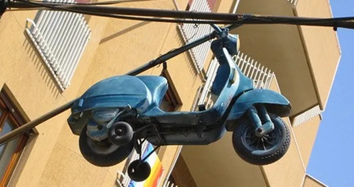 Foto del giorno: vespa volante!