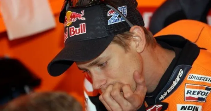 Casey Stoner risponde a Valentino Rossi: "lo seguivo per studiarlo e poi ho fatto un lungo, ma non l'ho fatto apposta"