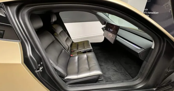 Tesla Cybercab, Musk non è contrario alla presenza di un volante