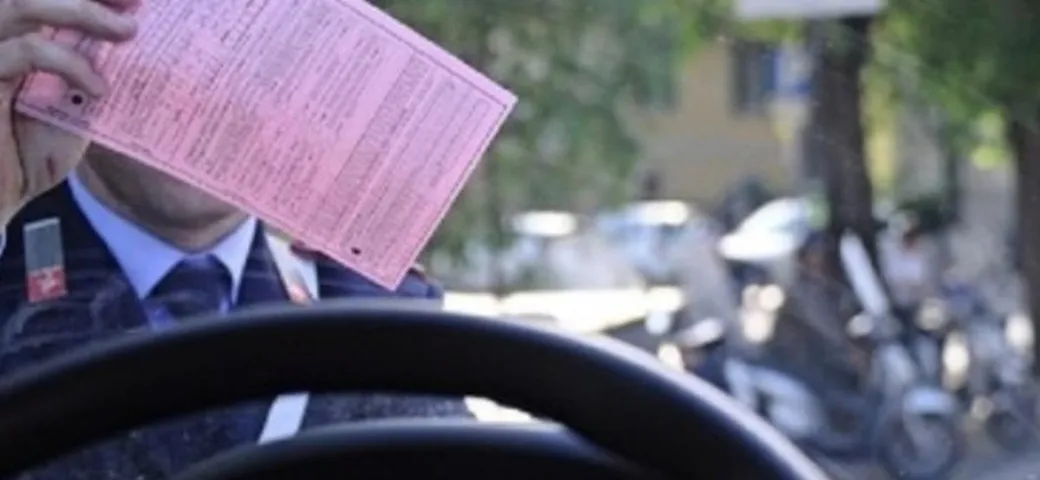 Tiene il finestrino abbassato e riceve una multa da 42 euro: perché
