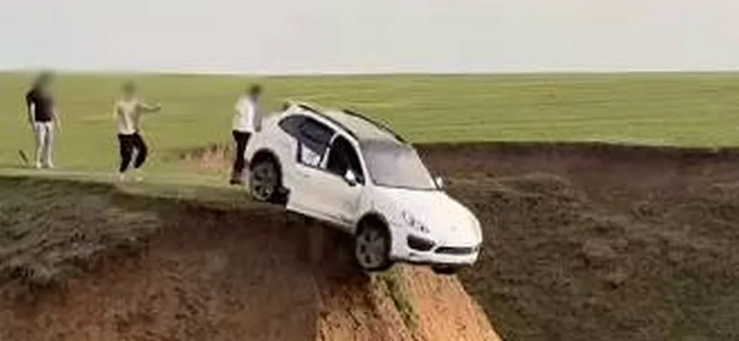 Bullismo sulla Porsche Cayenne, lanciata nel vuoto | Video