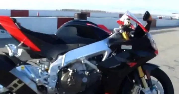 Aprilia RSV4 Factory vs Ducati 1198S vs KTM RC8R