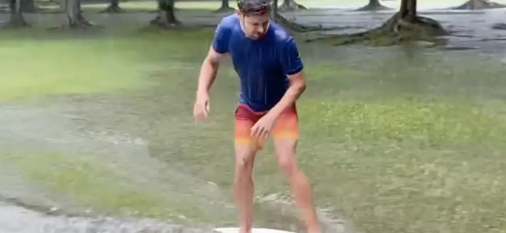 Casey Stoner: surf in giardino sotto la pioggia (Video)