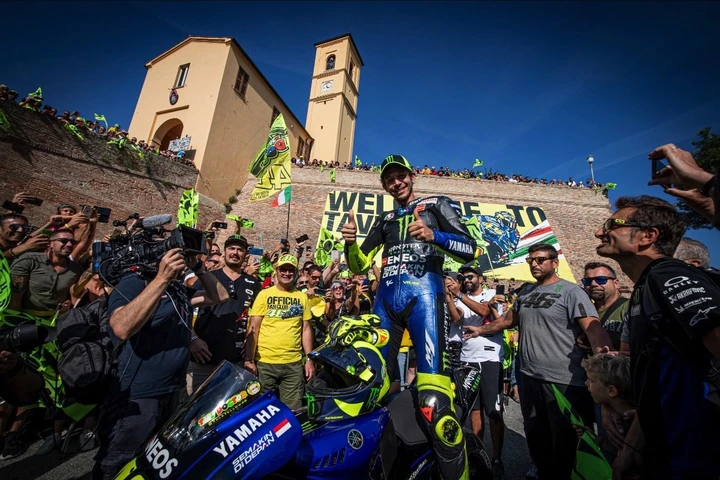 Valentino Rossi sfila a Tavullia in sella alla M1