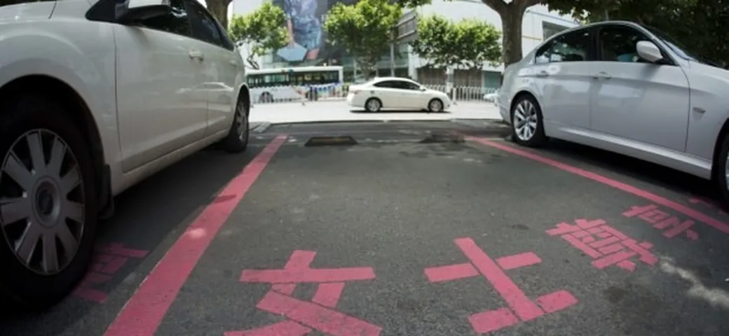 Cina: parcheggi per sole donne più larghi