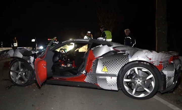 Ferrari SF90 Stradale: incidente per un prototipo in Germania [Video]