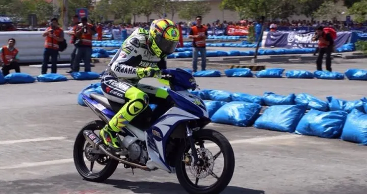 Valentino Rossi in visita benefica nelle Filippine [video]