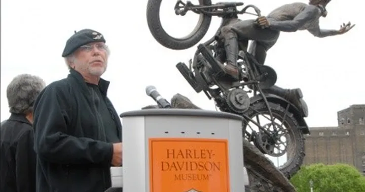 La famiglia di Willie G. Davidson dona una scultura al Museo Harley