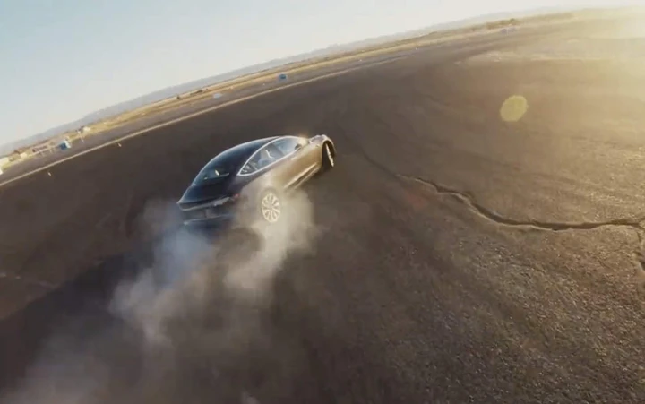 Auto elettriche: Tesla annuncia il Track Mode