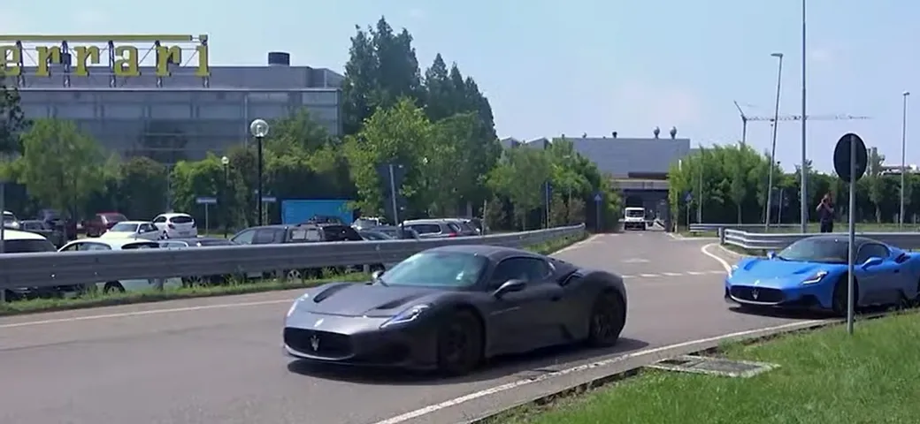 Cinque Maserati MC20 in corteo davanti alla fabbrica Ferrari [Video]