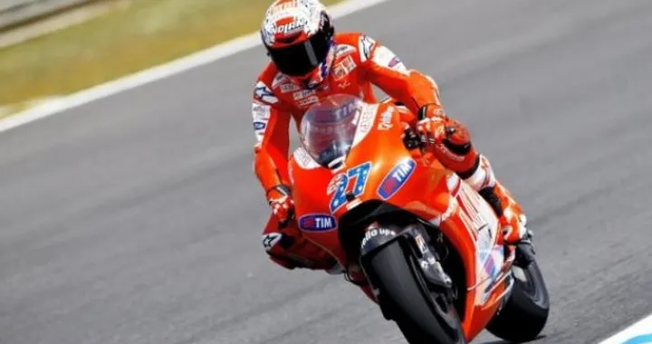 MotoGP: Casey Stoner è primo nelle libere a Jerez nonostante una caduta